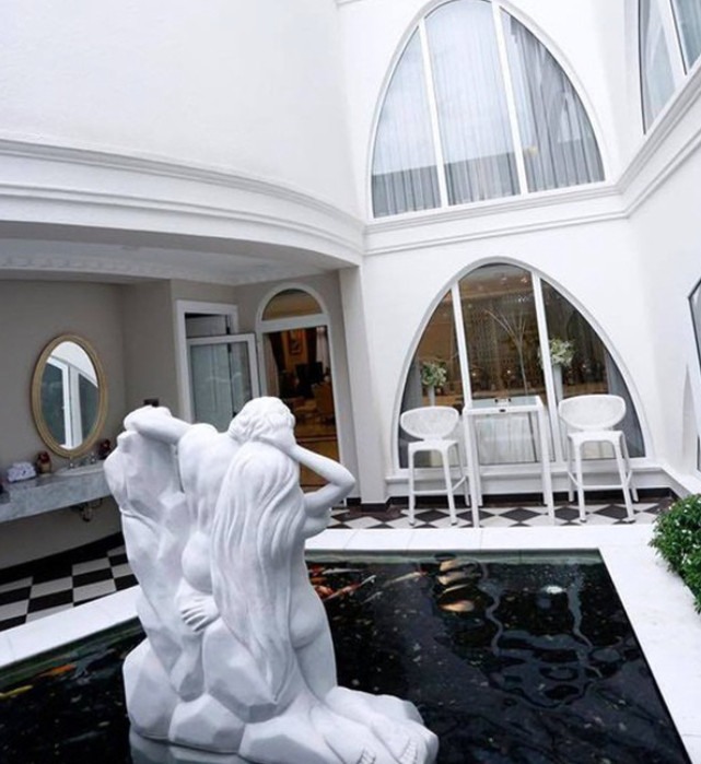 Dinh thự hơn 1.000m2 như cung điện của hoa hậu Việt 33 năm không có người kế nhiệm: Nội thất dát vàng, phòng khách có thể chứa 200 người- Ảnh 2.