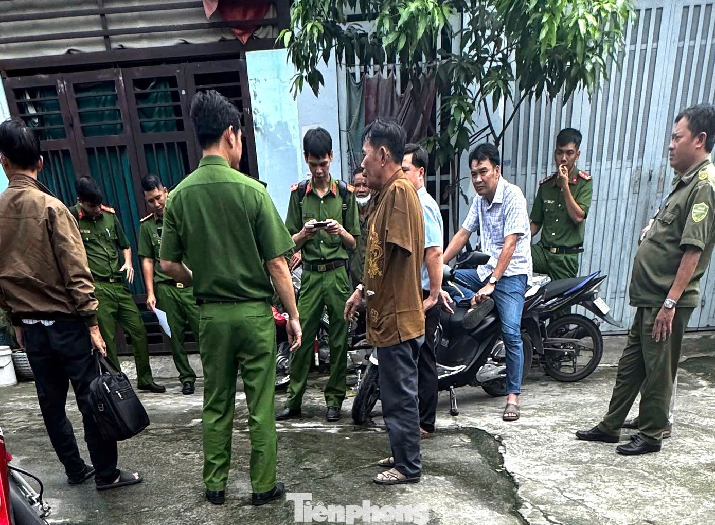 Cảnh sát thu thập thông tin tại hiện trường tp-xay-dung-1.jpg