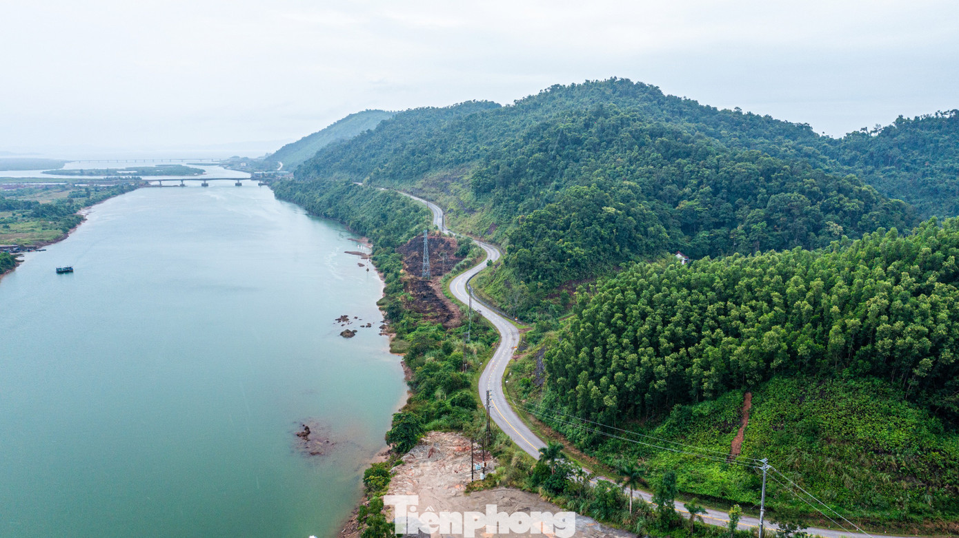 Một người dân sinh sống tại khu vực gần Cảng Mũi Chùa, xã Tiên Yên (cuối tuyến đường 4B), cho biết tuyến đường bé, nhiều khúc cua và nguy hiểm hơn vào buổi tối khi ở đây không có đèn đường. tp-quocnam-dji-0066.jpg