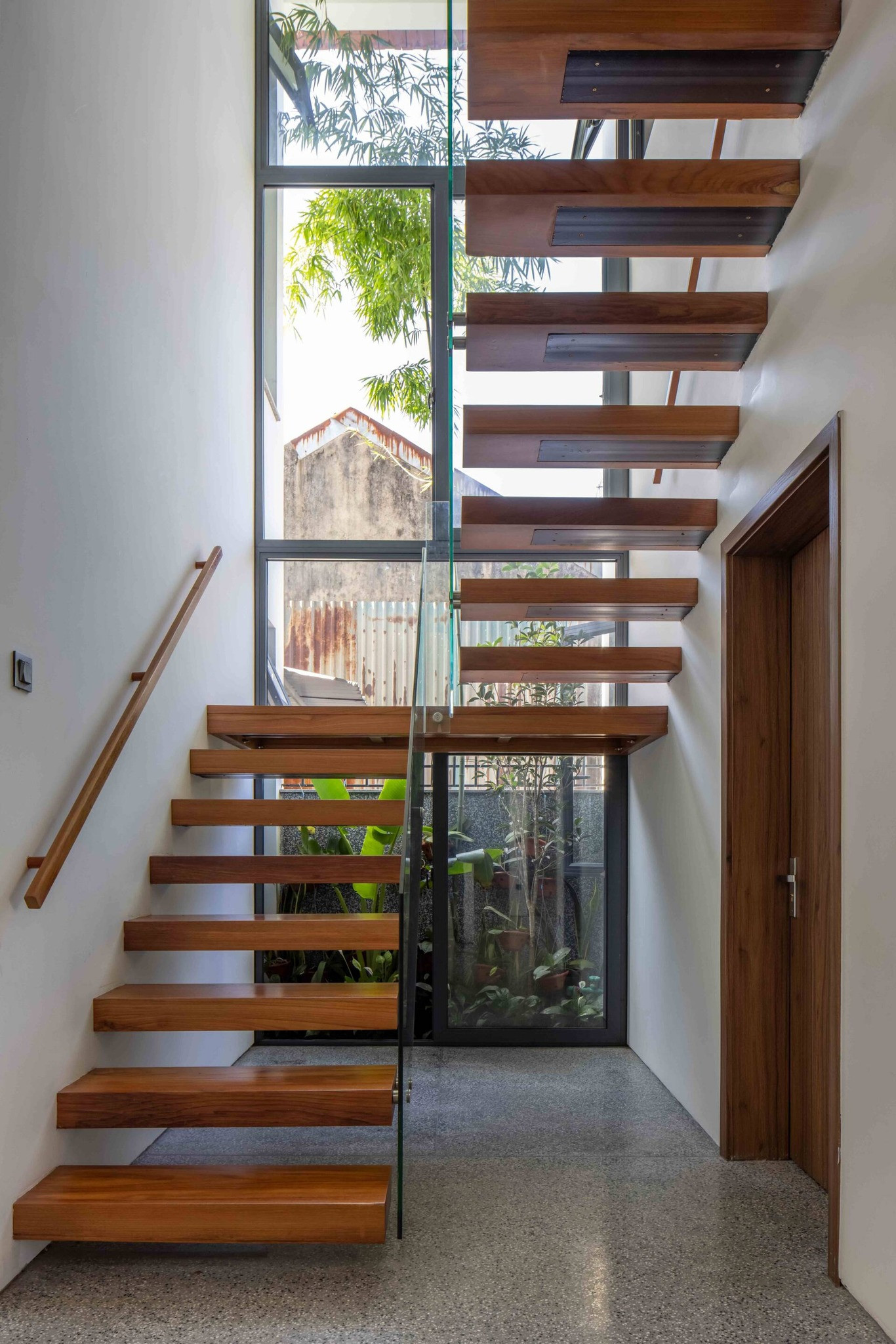 Trở về không gian xưa với ngôi nhà được thiết kế dung hòa 2 thế hệ- Ảnh 7. Trở về không gian xưa với ngôi nhà được thiết kế dung hòa 2 thế hệ- Ảnh 7.