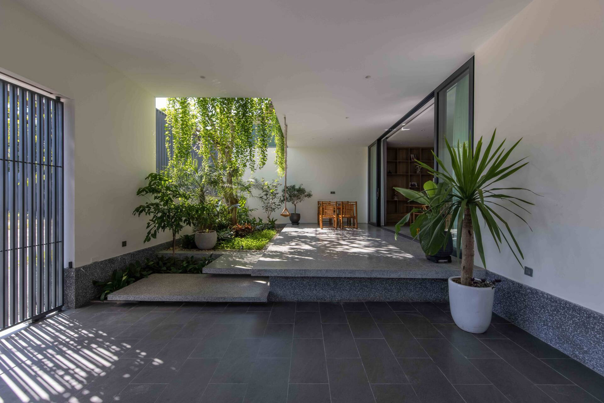 Trở về không gian xưa với ngôi nhà được thiết kế dung hòa 2 thế hệ- Ảnh 2. Trở về không gian xưa với ngôi nhà được thiết kế dung hòa 2 thế hệ- Ảnh 2.