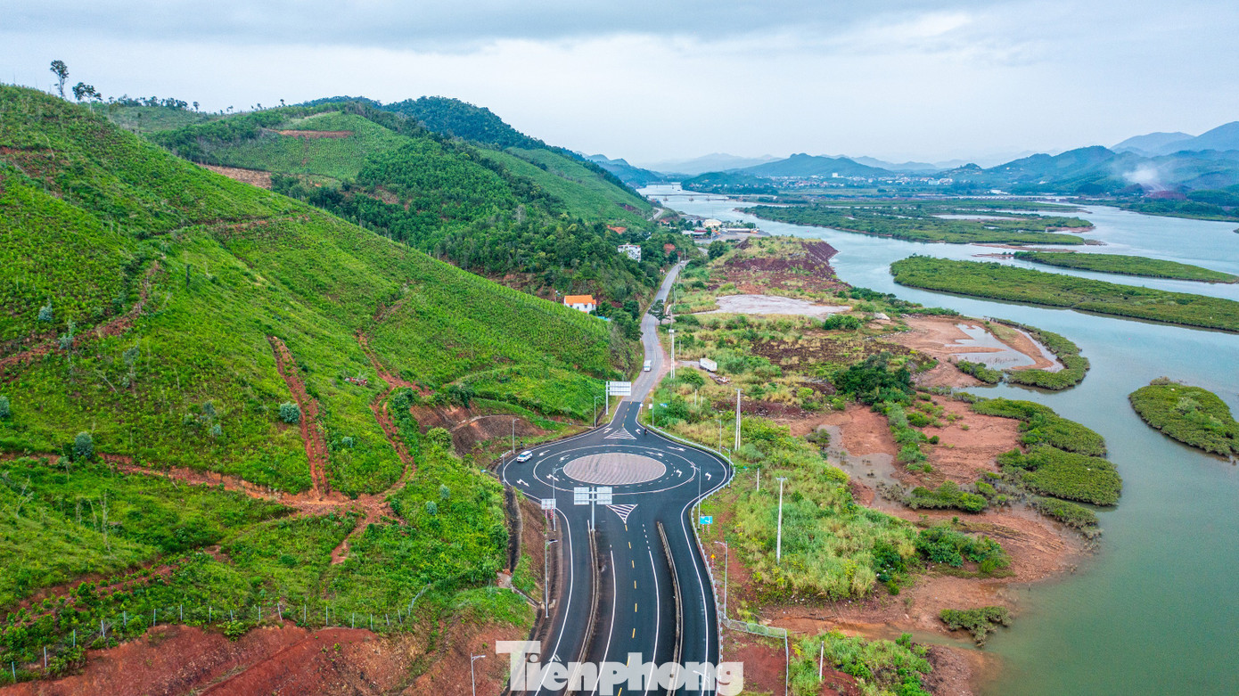Để phá bỏ tình cảnh nghẽn cổ chai trên, tỉnh Quảng Ninh đã đề xuất và thông qua dự án mở rộng Quốc lộ 4B có tổng chiều dài 25,7 km với điểm đầu tuyến tại Km 80+00 thuộc địa phận xã Điền Xá (ranh giới giữa tỉnh Lạng Sơn và tỉnh Quảng Ninh), điểm cuối tuyến tại Km 107+00 thuộc khu vực Cảng Mũi Chùa, xã Tiên Yên, tỉnh Quảng Ninh. tp-quocnam-dji-0028.jpg