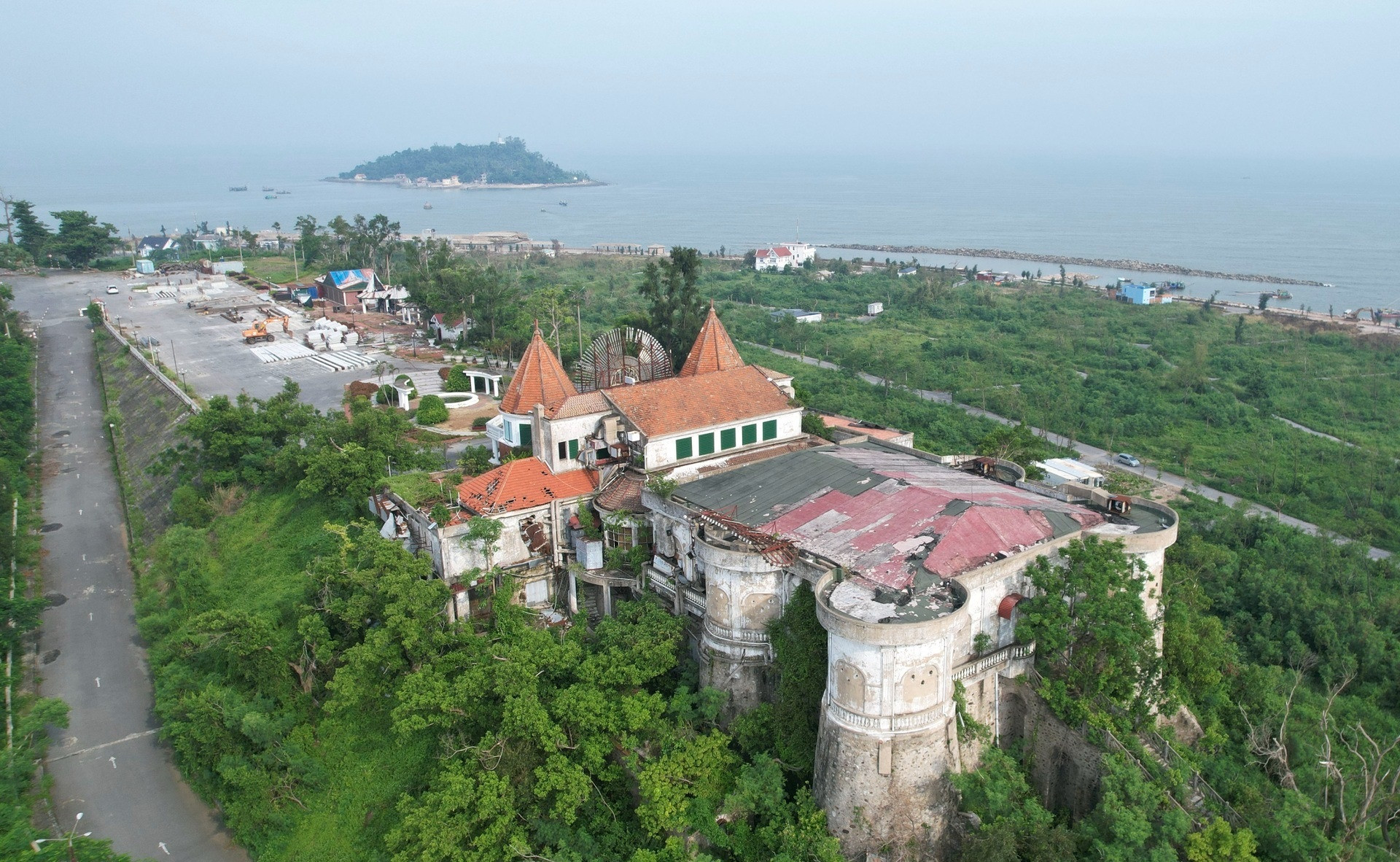 Casino đầu tiên hoạt động hợp pháp tại Việt Nam: Kiến trúc châu Âu với vật liệu xây dựng quý hiếm, nay chìm trong hoang phế- Ảnh 3. Casino đầu tiên hoạt động hợp pháp tại Việt Nam: Kiến trúc châu Âu với vật liệu xây dựng quý hiếm, nay chìm trong hoang phế- Ảnh 3.