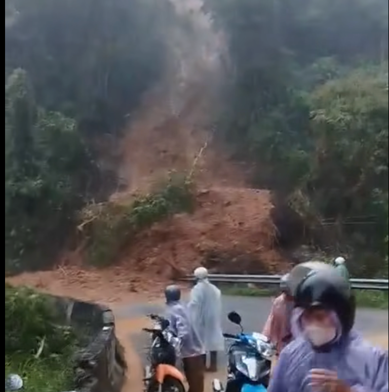 Điểm sạt lở trên đèo Sông Pha. anh-man-hinh-2025-12-02-luc-172934.png