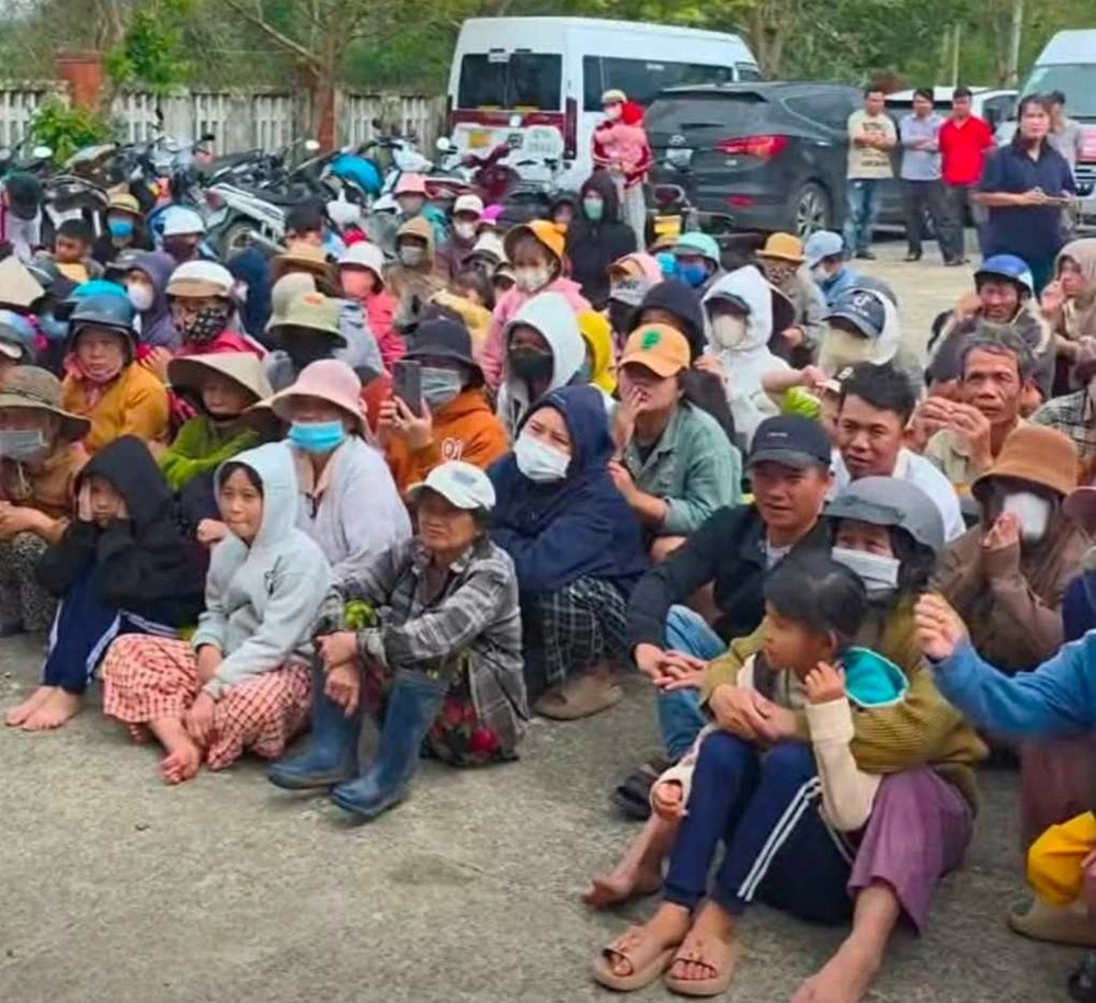 Trưởng thôn 42 tuổi đi chân đất phát quà cứu trợ, đọc vanh vách tên 3.200 người dân không cần danh sách - ảnh 2