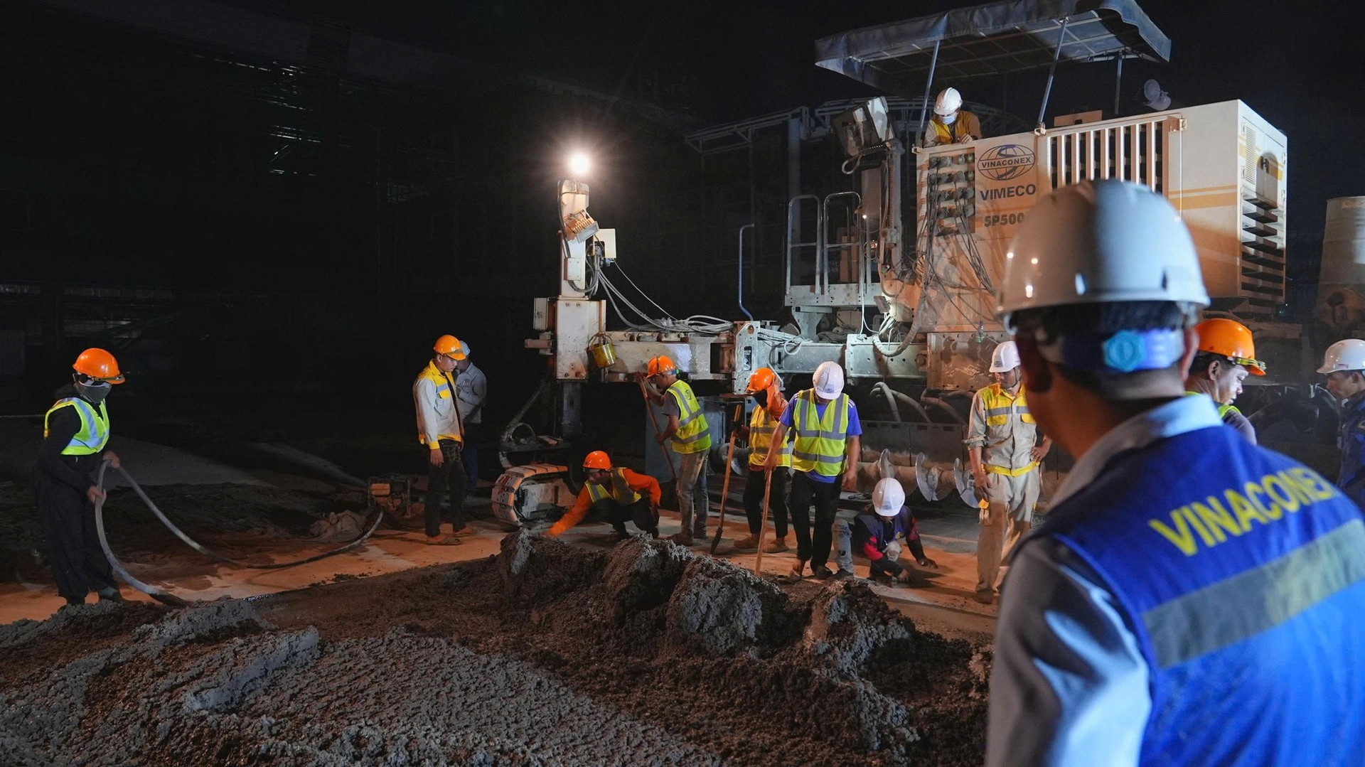 Đại công trường dự án sân bay quy mô tầm cỡ nhất Việt Nam, lọt TOP siêu sân bay thế giới chạy đua từng phút hướng tới giờ khắc lịch sử- Ảnh 7. Đại công trường dự án sân bay quy mô tầm cỡ nhất Việt Nam, lọt TOP siêu sân bay thế giới chạy đua từng phút hướng tới giờ khắc lịch sử- Ảnh 7.