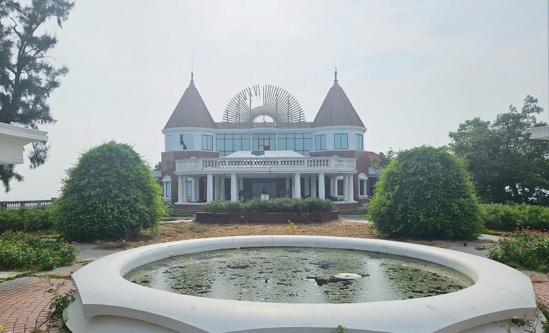 Casino đầu tiên hoạt động hợp pháp tại Việt Nam: Kiến trúc châu Âu với vật liệu xây dựng quý hiếm, nay chìm trong hoang phế- Ảnh 2. Casino đầu tiên hoạt động hợp pháp tại Việt Nam: Kiến trúc châu Âu với vật liệu xây dựng quý hiếm, nay chìm trong hoang phế- Ảnh 2.