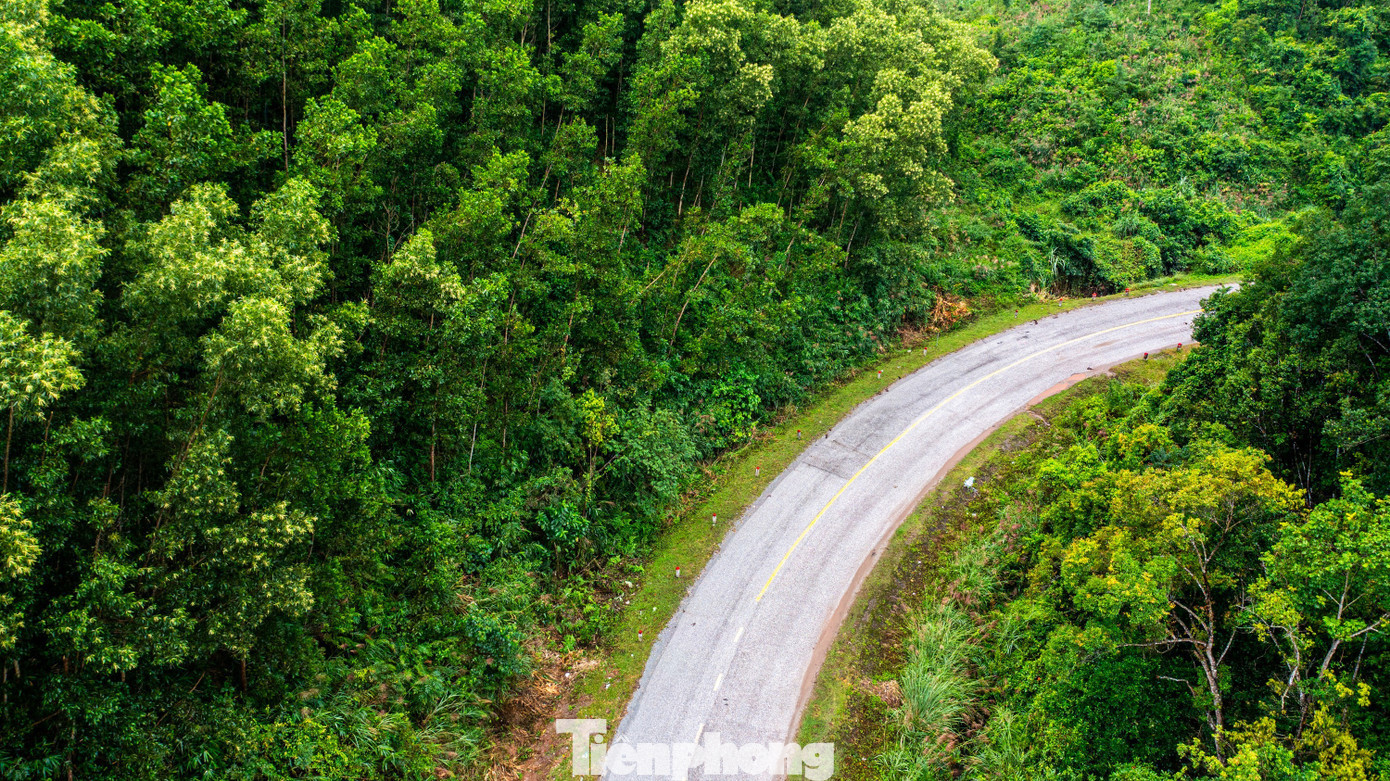 Tuyến đường sẽ được mở rộng lên 12-17 mét, tương đương 2-4 làn xe, hạ dốc và nắn lại một số khúc cua tay áo. Tổng vốn đầu tư của dự án là 1.804,24 tỷ đồng, từ nguồn vốn ngân sách, trong đó khoảng 380 tỷ đồng dành cho đền bù, giải phóng mặt bằng. Thời gian thực hiện dự án trong 3 năm (2025-2028). tp-quocnam-dji-0043.jpg