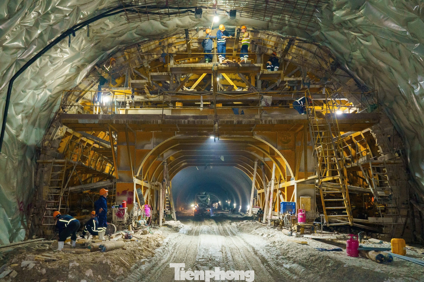 Các công nhân thi công bên trong hầm số 3. Đây là hầm đường bộ dài nhất dự án cao tốc Bắc Nam. tp-3125.jpg