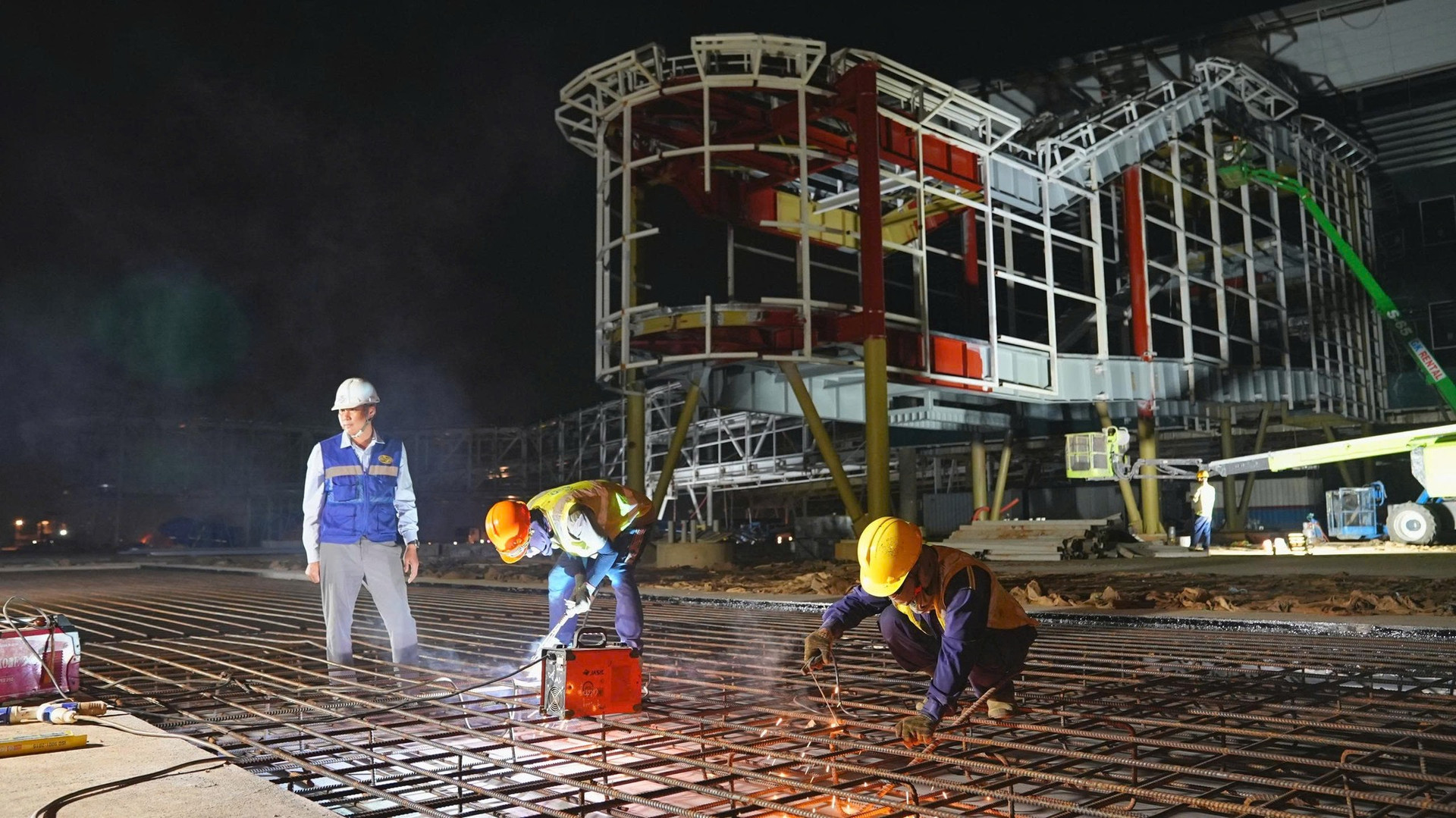 Đại công trường dự án sân bay quy mô tầm cỡ nhất Việt Nam, lọt TOP siêu sân bay thế giới chạy đua từng phút hướng tới giờ khắc lịch sử- Ảnh 5. Đại công trường dự án sân bay quy mô tầm cỡ nhất Việt Nam, lọt TOP siêu sân bay thế giới chạy đua từng phút hướng tới giờ khắc lịch sử- Ảnh 5.