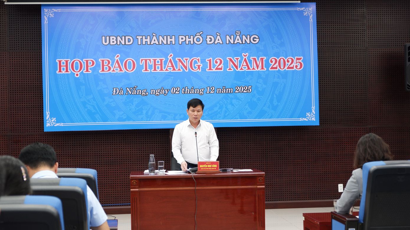 Ông Nguyễn Như Công, Chánh văn phòng UBND TP Đà Nẵng chủ trì buổi họp báo. dscf6951.jpg