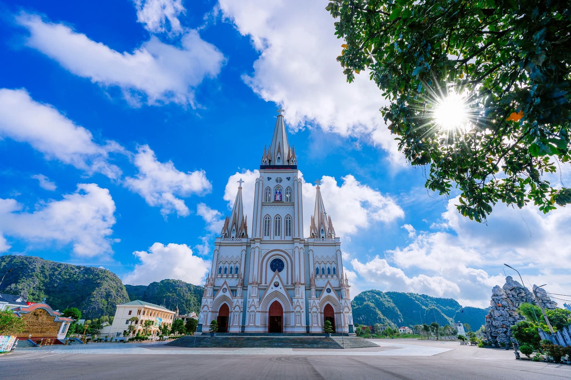 Chỉ 5 ngày nữa, chính thức khánh thành thánh đường lớn nhất Việt Nam: Tháp chuông cao 110m, sở hữu tầng hầm sâu 15m với sức chứa 800 người- Ảnh 4.