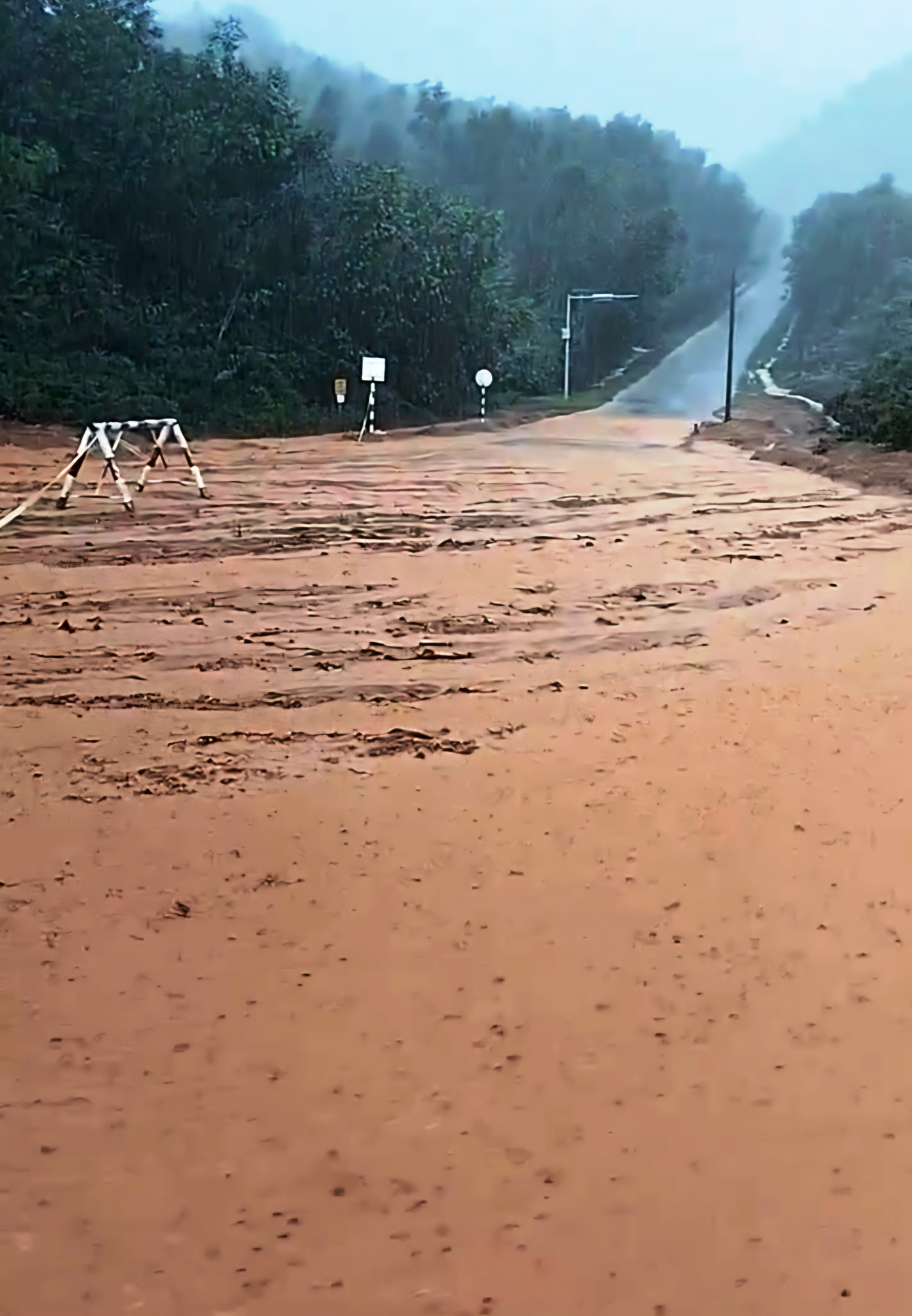 Tuyến đường ven sông Bù Lu (xã xã Chân Mây - Lăng Cô) đoạn giao với đầu tuyến đường ven núi Cảnh Dương dẫn vào khu du lịch đã bị bùn đất vùi lấp. sat-lo-canh-duong-1.jpg