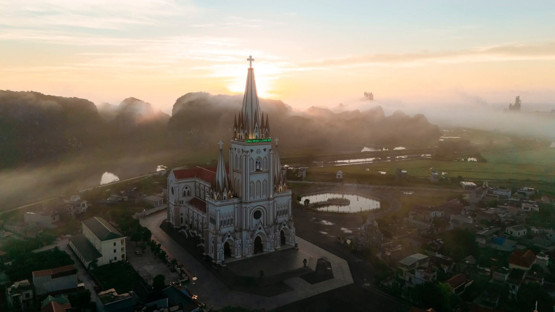 Chỉ 5 ngày nữa, chính thức khánh thành thánh đường lớn nhất Việt Nam: Tháp chuông cao 110m, sở hữu tầng hầm sâu 15m với sức chứa 800 người- Ảnh 2.