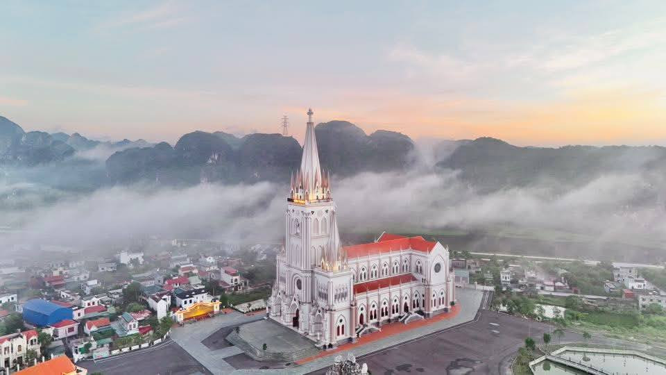 Chỉ 5 ngày nữa, chính thức khánh thành thánh đường lớn nhất Việt Nam: Tháp chuông cao 110m, sở hữu tầng hầm sâu 15m với sức chứa 800 người- Ảnh 6.