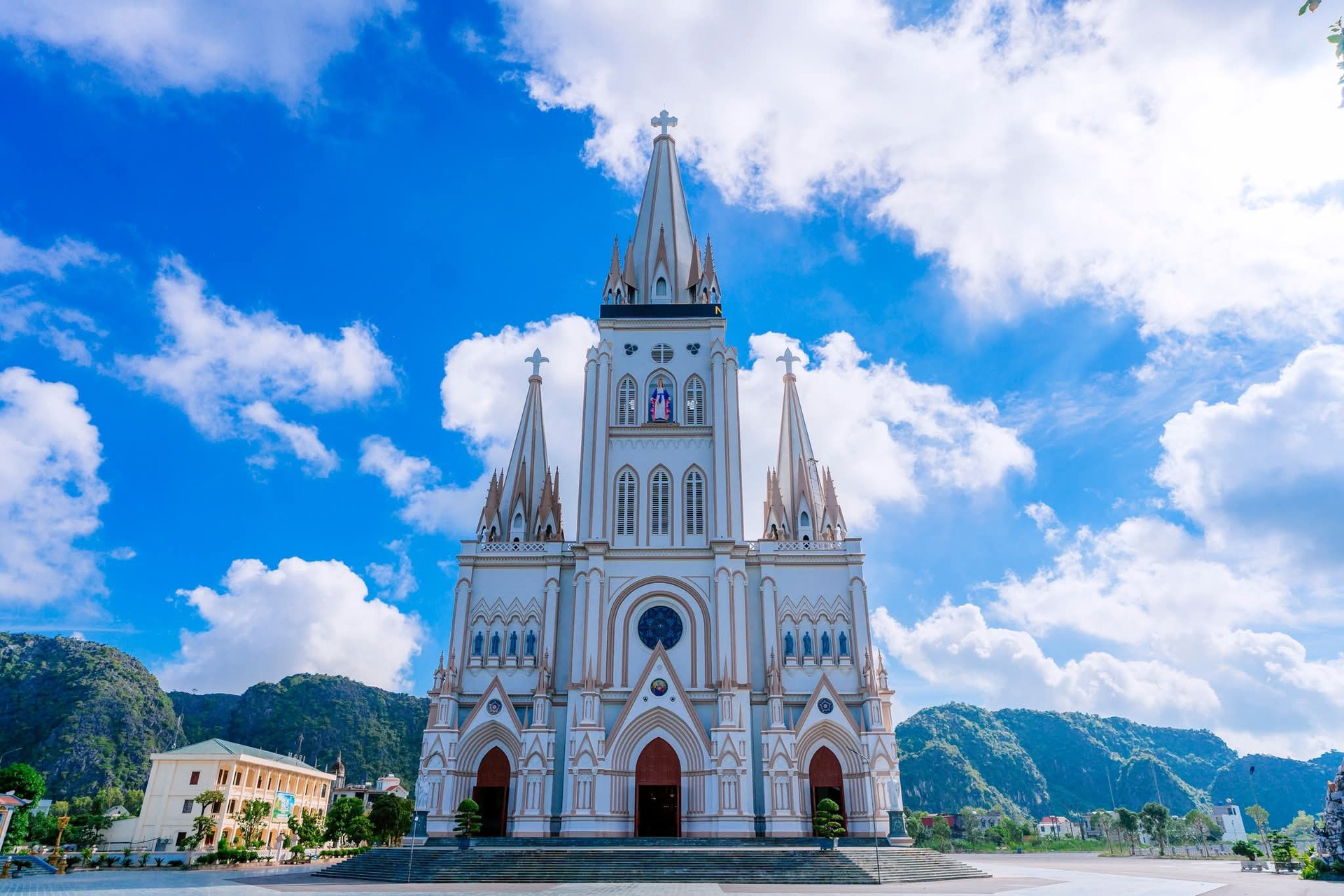 Chỉ 5 ngày nữa, chính thức khánh thành thánh đường lớn nhất Việt Nam: Tháp chuông cao 110m, sở hữu tầng hầm sâu 15m với sức chứa 800 người- Ảnh 7.