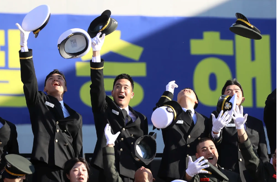 ‘Thái tử Samsung’ ​tái hợp vợ cũ sau 16 năm, gia đình danh giá ‘gây sốt’ khi dự lễ nhập ngũ của quý tử - ảnh 5