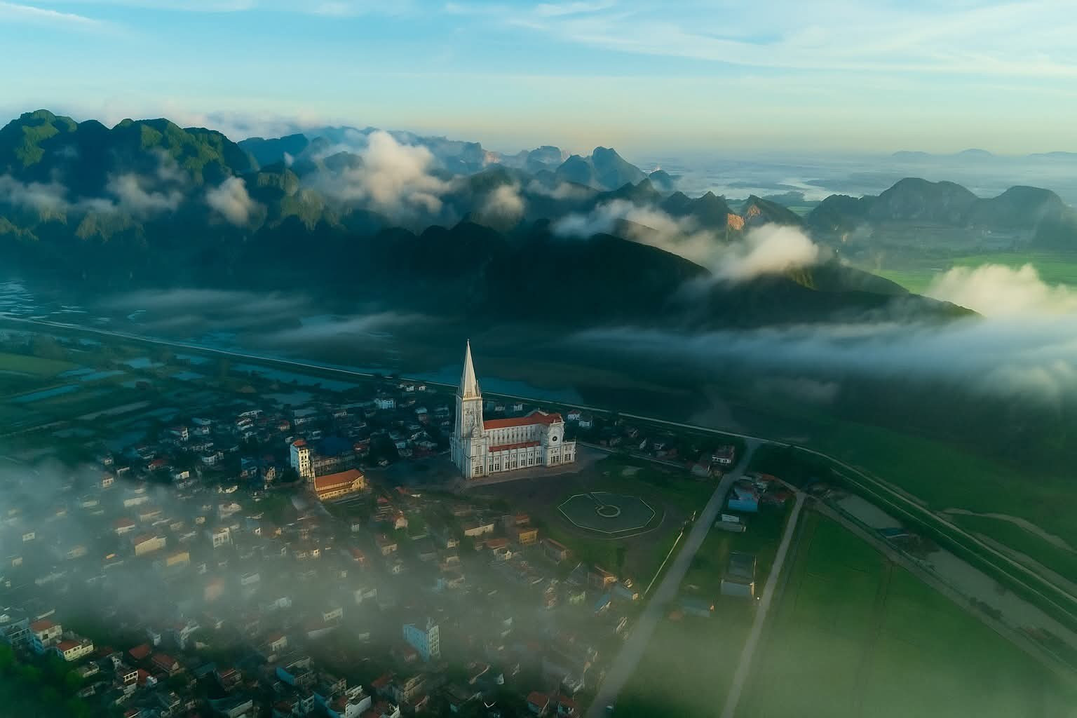 Chỉ 5 ngày nữa, chính thức khánh thành thánh đường lớn nhất Việt Nam: Tháp chuông cao 110m, sở hữu tầng hầm sâu 15m với sức chứa 800 người- Ảnh 1.