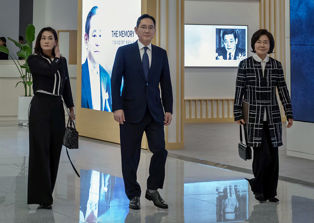 ‘Thái tử Samsung’ ​tái hợp vợ cũ sau 16 năm, gia đình danh giá ‘gây sốt’ khi dự lễ nhập ngũ của quý tử - ảnh 1