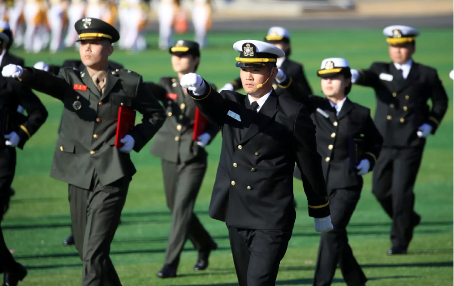 ‘Thái tử Samsung’ ​tái hợp vợ cũ sau 16 năm, gia đình danh giá ‘gây sốt’ khi dự lễ nhập ngũ của quý tử - ảnh 4