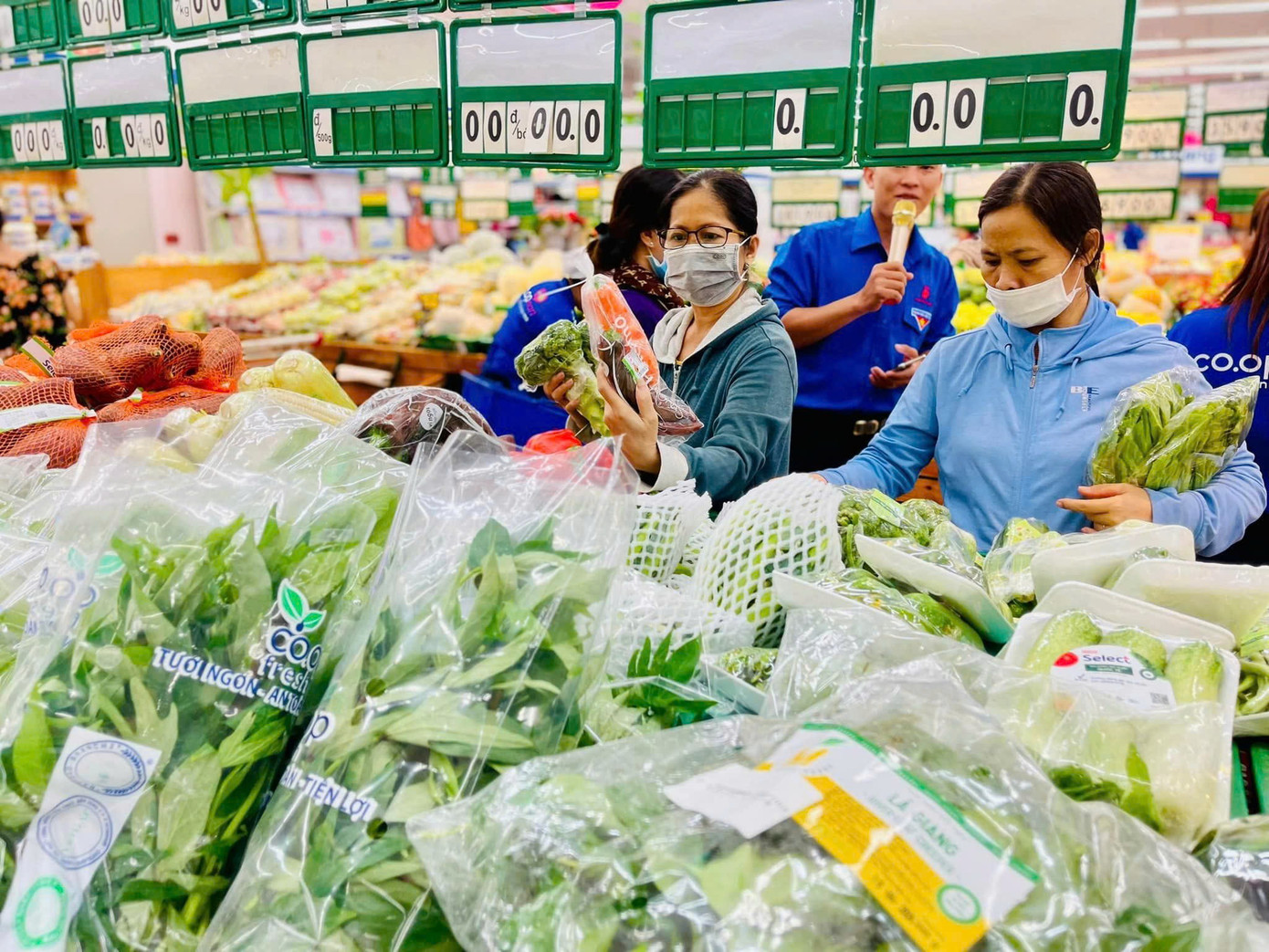 Rau củ quả, trái cây phủ đầy quầy kệ siêu thị (2).jpg