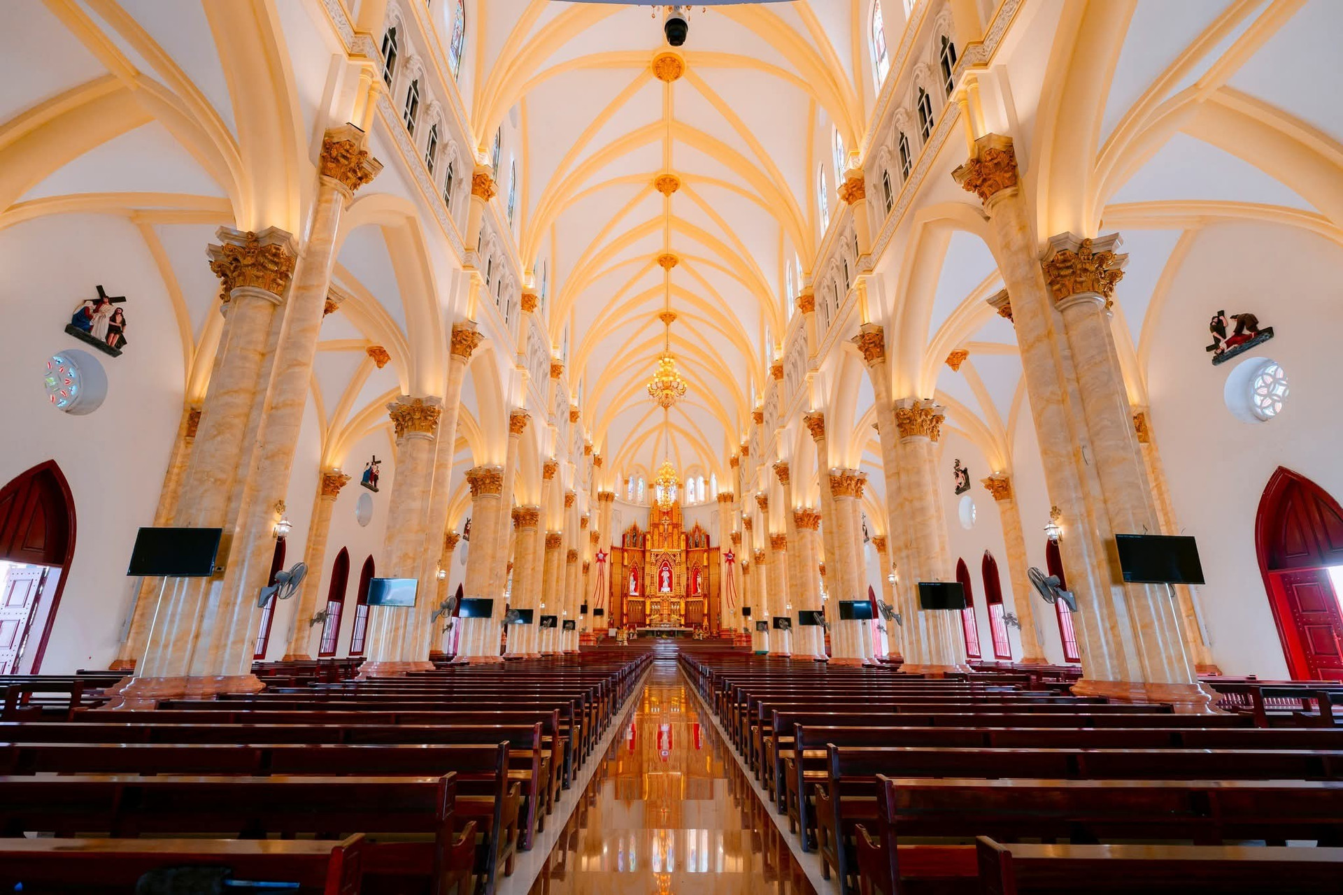 Chỉ 5 ngày nữa, chính thức khánh thành thánh đường lớn nhất Việt Nam: Tháp chuông cao 110m, sở hữu tầng hầm sâu 15m với sức chứa 800 người- Ảnh 3.