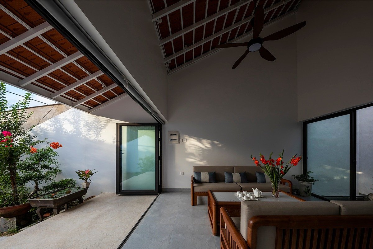 Căn nhà hồi sinh nếp sống xưa giữa lòng đô thị ồn ã- Ảnh 3. Căn nhà hồi sinh nếp sống xưa giữa lòng đô thị ồn ã- Ảnh 3.