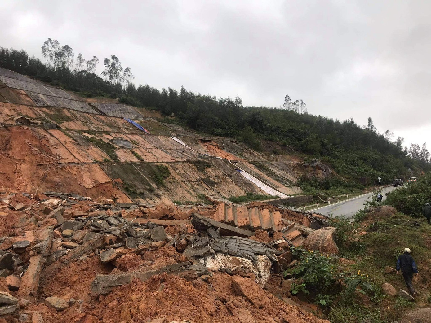 Núi Cảnh Dương (xã Chân Mây - Lăng Cô) từng bị sạt lở nghiêm trọng , vùi lấp đường sá vào tháng 12/2020. sat-lo-canh-duong-cu.jpg