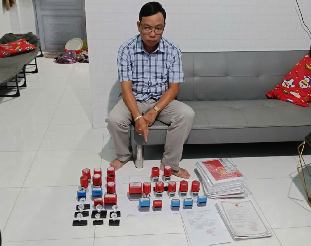 Khám xét khẩn cấp, tạm giữ hình sự Nguyễn Phúc Bình, tịch thu 33 con dấu, hơn 100 bộ hồ sơ và loạt tài liệu quan trọng - ảnh 2