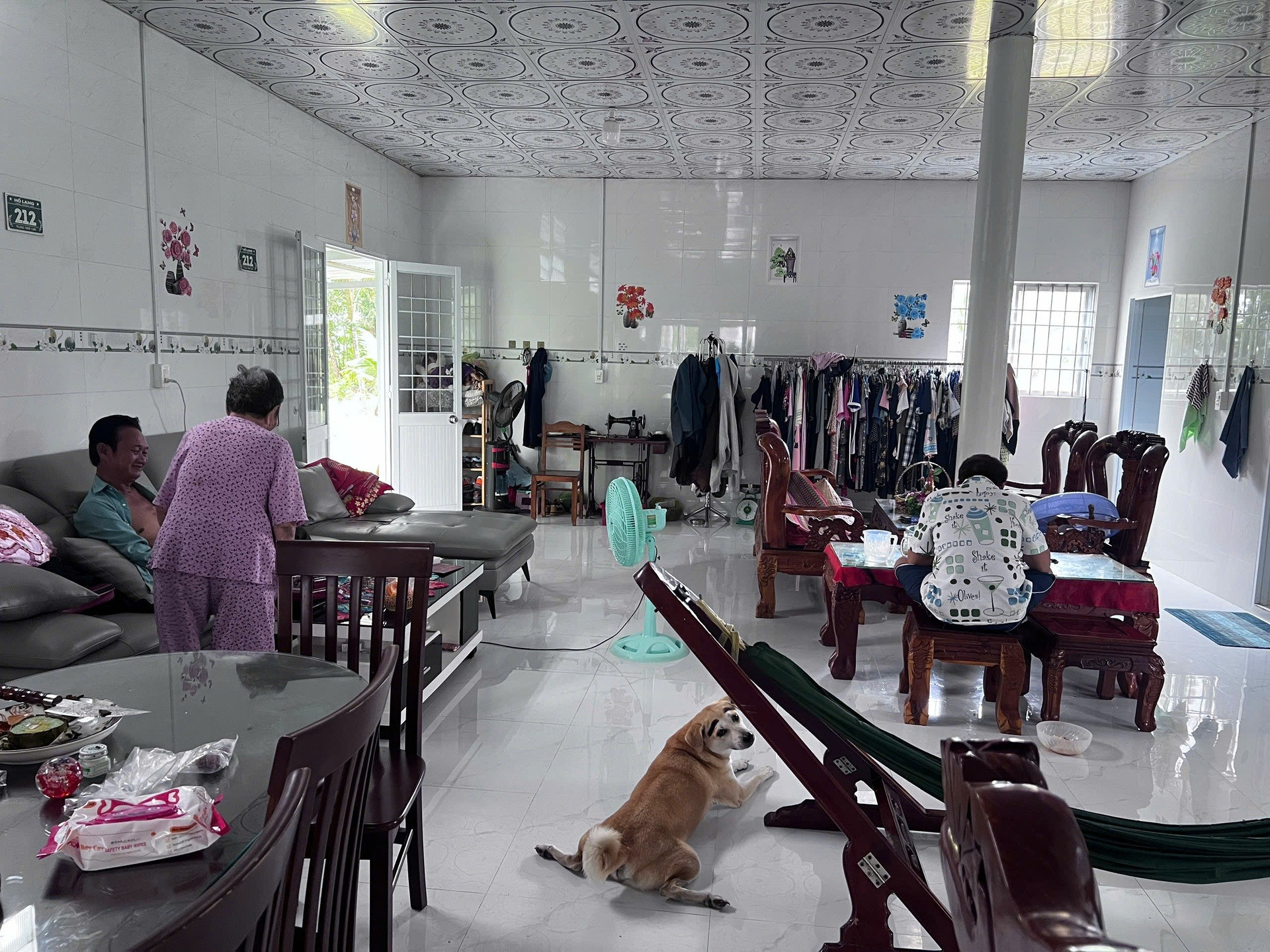 Căn nhà ở miền Tây gây xôn xao vì như mê cung: Quy mô 560m2, bên trong đặt 8 bộ bàn ghế- Ảnh 4.