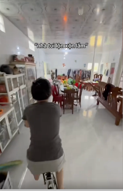 Căn nhà ở miền Tây gây xôn xao vì như mê cung: Quy mô 560m2, bên trong đặt 8 bộ bàn ghế- Ảnh 1.