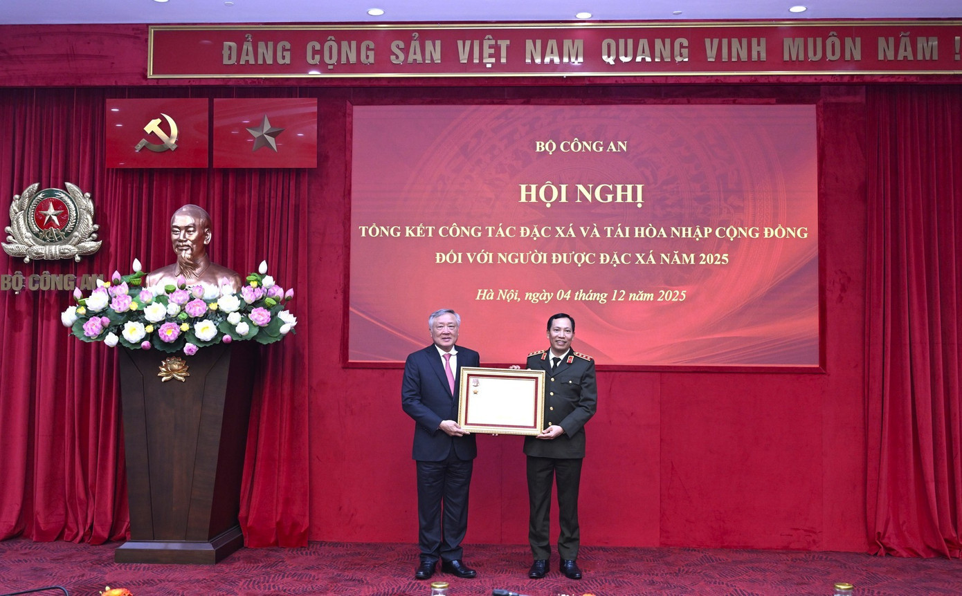 Phó Thủ tướng Thường trực Chính phủ Nguyễn Hòa Bình trao khen thưởng tặng các tập thể, cá nhân có thành tích xuất sắc trong công tác đặc xá năm 2025. 1.jpg