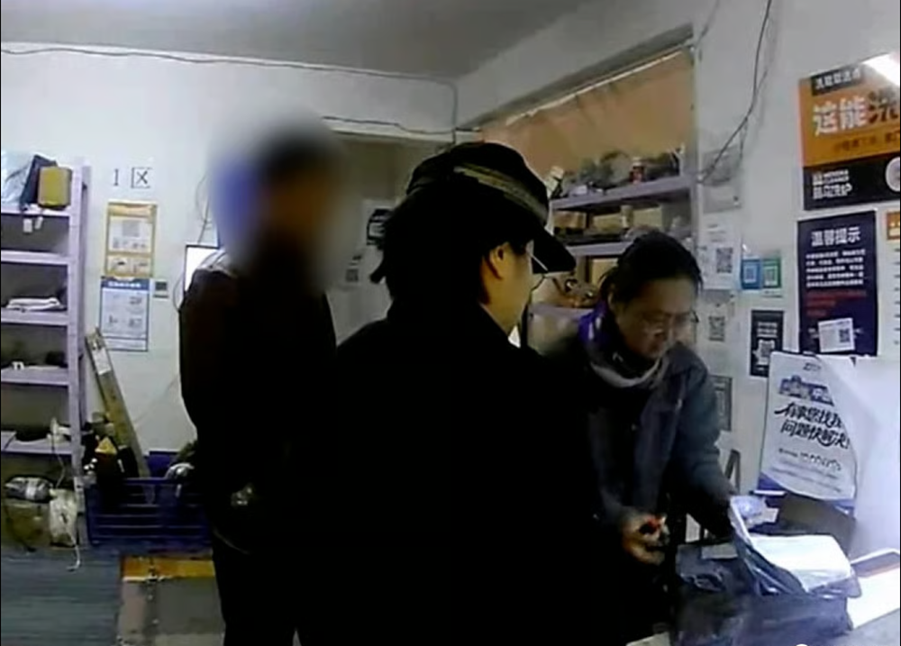 Phong tỏa khẩn cấp xe chở hàng, tịch thu 2 thỏi vàng giấu trong lọ sa tế, trị giá 126 triệu đồng của một người đàn ông - ảnh 1