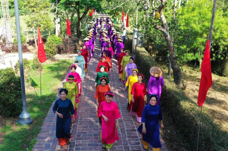 Ngôi làng cổ 550 tuổi mang hình bầu rượu khổng lồ, nằm giữa thành phố trẻ nhất Việt Nam - ảnh 5