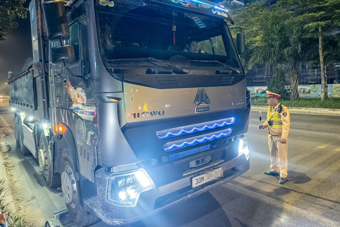 Lực lượng CSGT cân tải trọng phương tiện. xe-tai-12.jpg