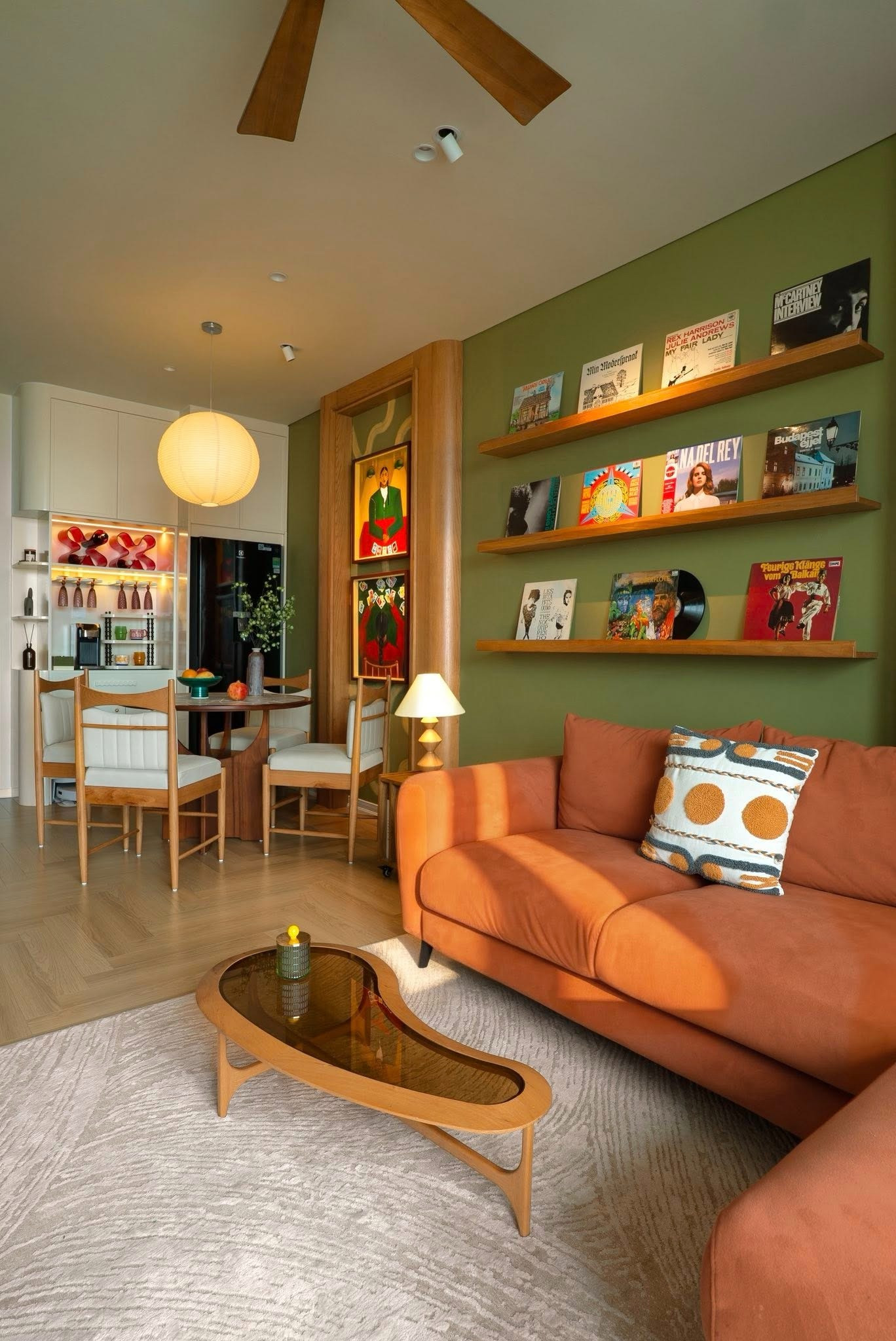 Tổ ấm 77m2 đậm tính nghệ sĩ: Căn hộ nhỏ mang hơi thở Địa Trung Hải và mid-century- Ảnh 5. Tổ ấm 77m2 đậm tính nghệ sĩ: Căn hộ nhỏ mang hơi thở Địa Trung Hải và mid-century- Ảnh 5.