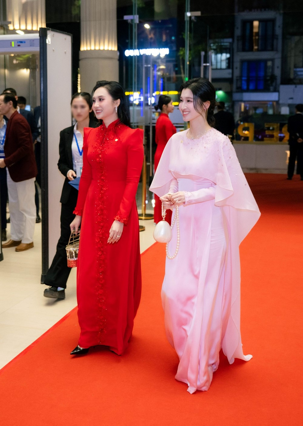 Sự thay đổi 'đặc biệt' của gia đình tỷ phú Phạm Nhật Vượng tại lễ trao giải VinFuture 2025 - ảnh 4