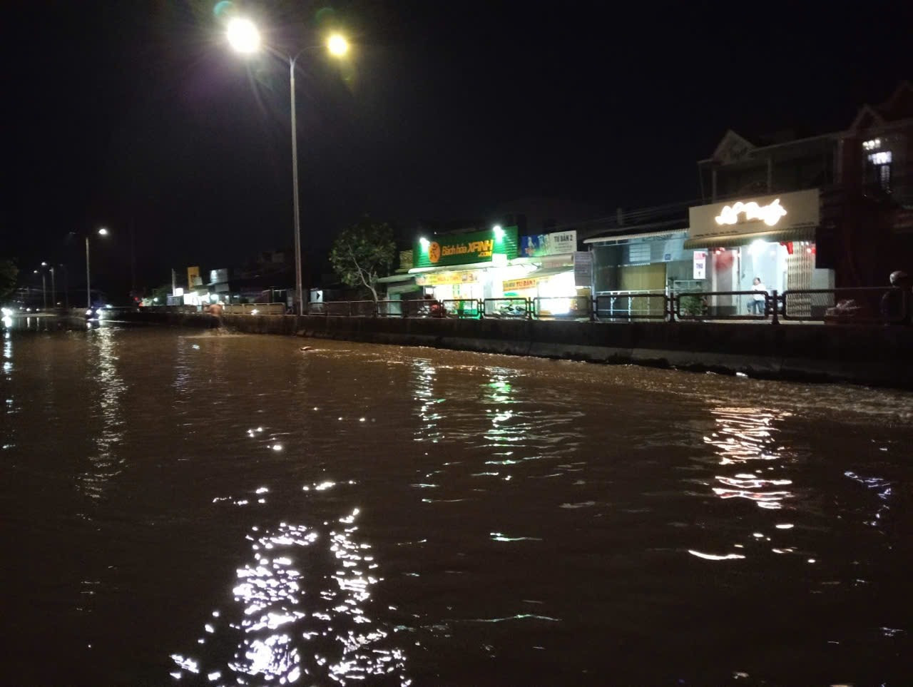 Một đoạn quốc lộ 1A qua phường Hàm Thắng bị ngập sâu. gen-h-z7292948530069-2cd7f55af3fba0c1f4cf49226ec9cf5f.jpg