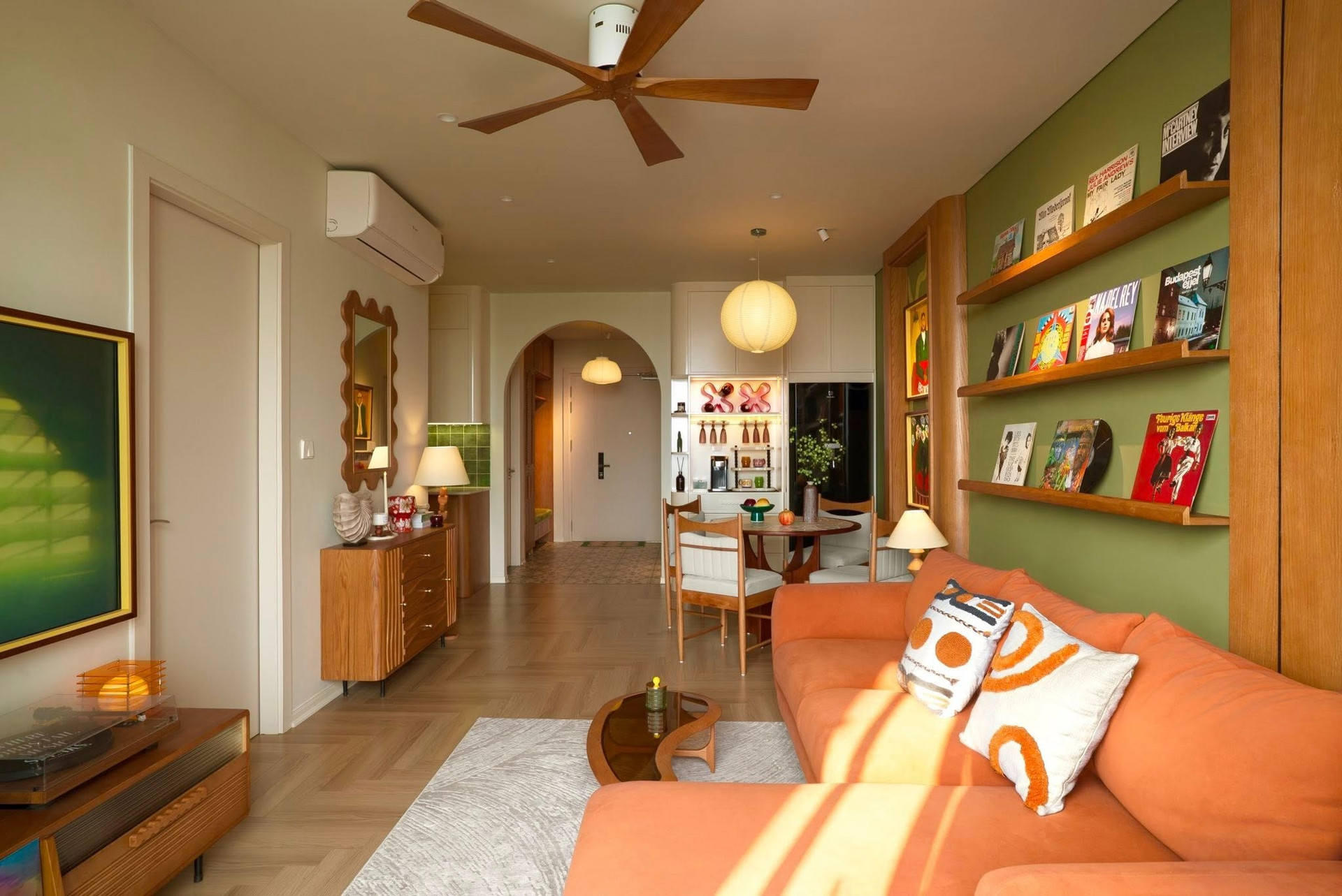 Tổ ấm 77m2 đậm tính nghệ sĩ: Căn hộ nhỏ mang hơi thở Địa Trung Hải và mid-century- Ảnh 1. Tổ ấm 77m2 đậm tính nghệ sĩ: Căn hộ nhỏ mang hơi thở Địa Trung Hải và mid-century- Ảnh 1.