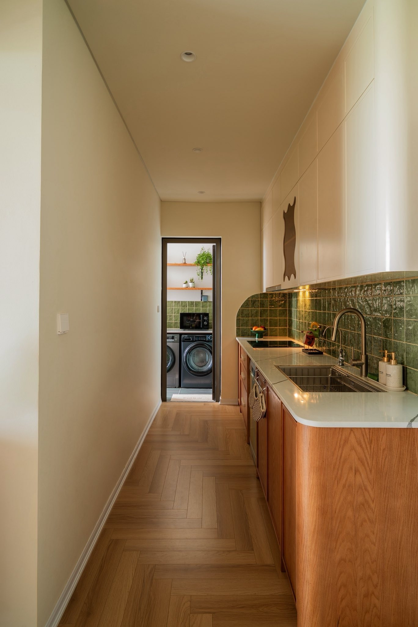 Tổ ấm 77m2 đậm tính nghệ sĩ: Căn hộ nhỏ mang hơi thở Địa Trung Hải và mid-century- Ảnh 8. Tổ ấm 77m2 đậm tính nghệ sĩ: Căn hộ nhỏ mang hơi thở Địa Trung Hải và mid-century- Ảnh 8.