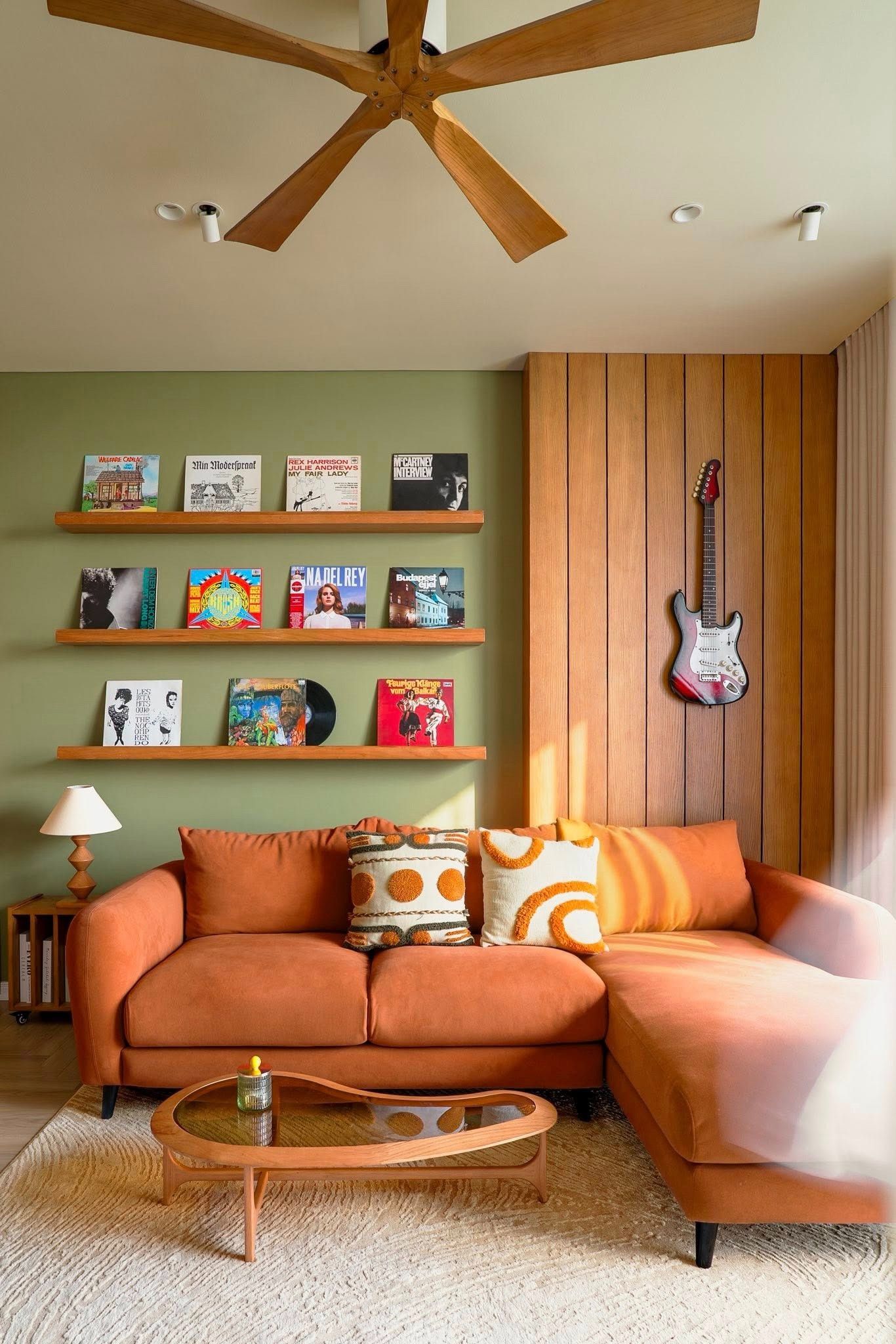 Tổ ấm 77m2 đậm tính nghệ sĩ: Căn hộ nhỏ mang hơi thở Địa Trung Hải và mid-century- Ảnh 3. Tổ ấm 77m2 đậm tính nghệ sĩ: Căn hộ nhỏ mang hơi thở Địa Trung Hải và mid-century- Ảnh 3.