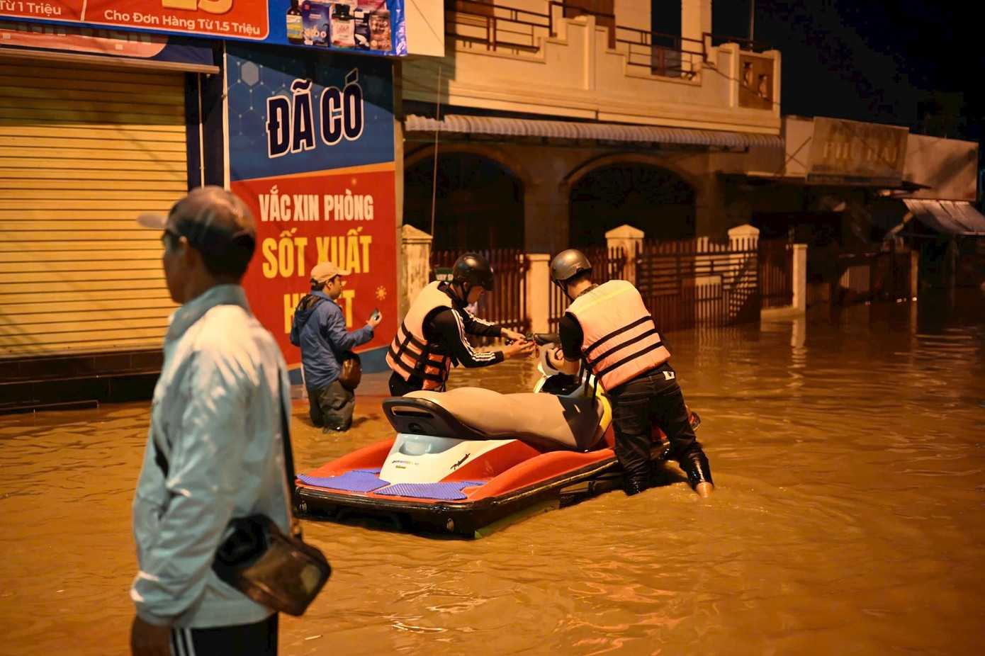 Lực lượng chức năng phường Phú Thuỷ dùng cano di dời người dân trong đêm. img-9688.jpg