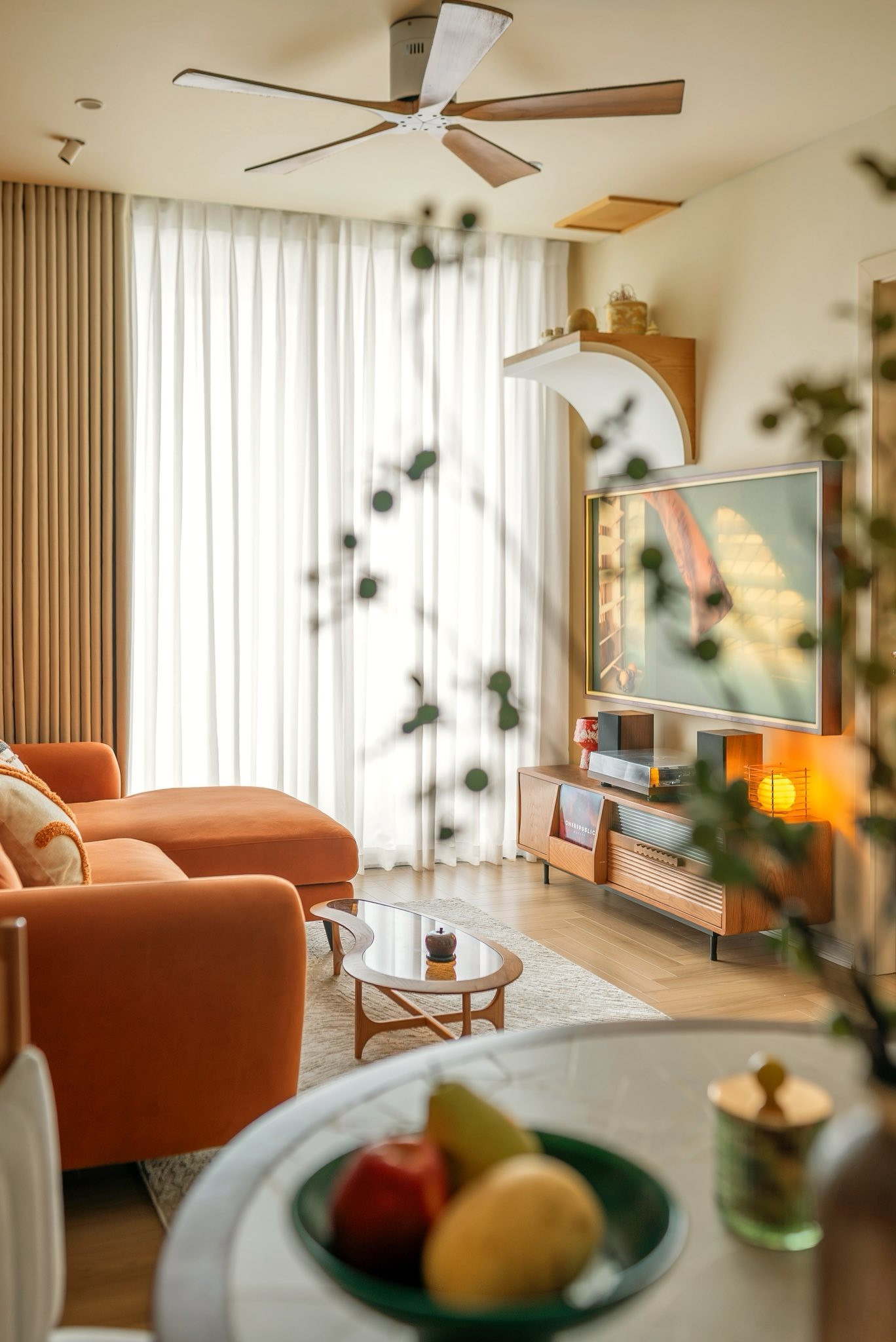 Tổ ấm 77m2 đậm tính nghệ sĩ: Căn hộ nhỏ mang hơi thở Địa Trung Hải và mid-century- Ảnh 6. Tổ ấm 77m2 đậm tính nghệ sĩ: Căn hộ nhỏ mang hơi thở Địa Trung Hải và mid-century- Ảnh 6.