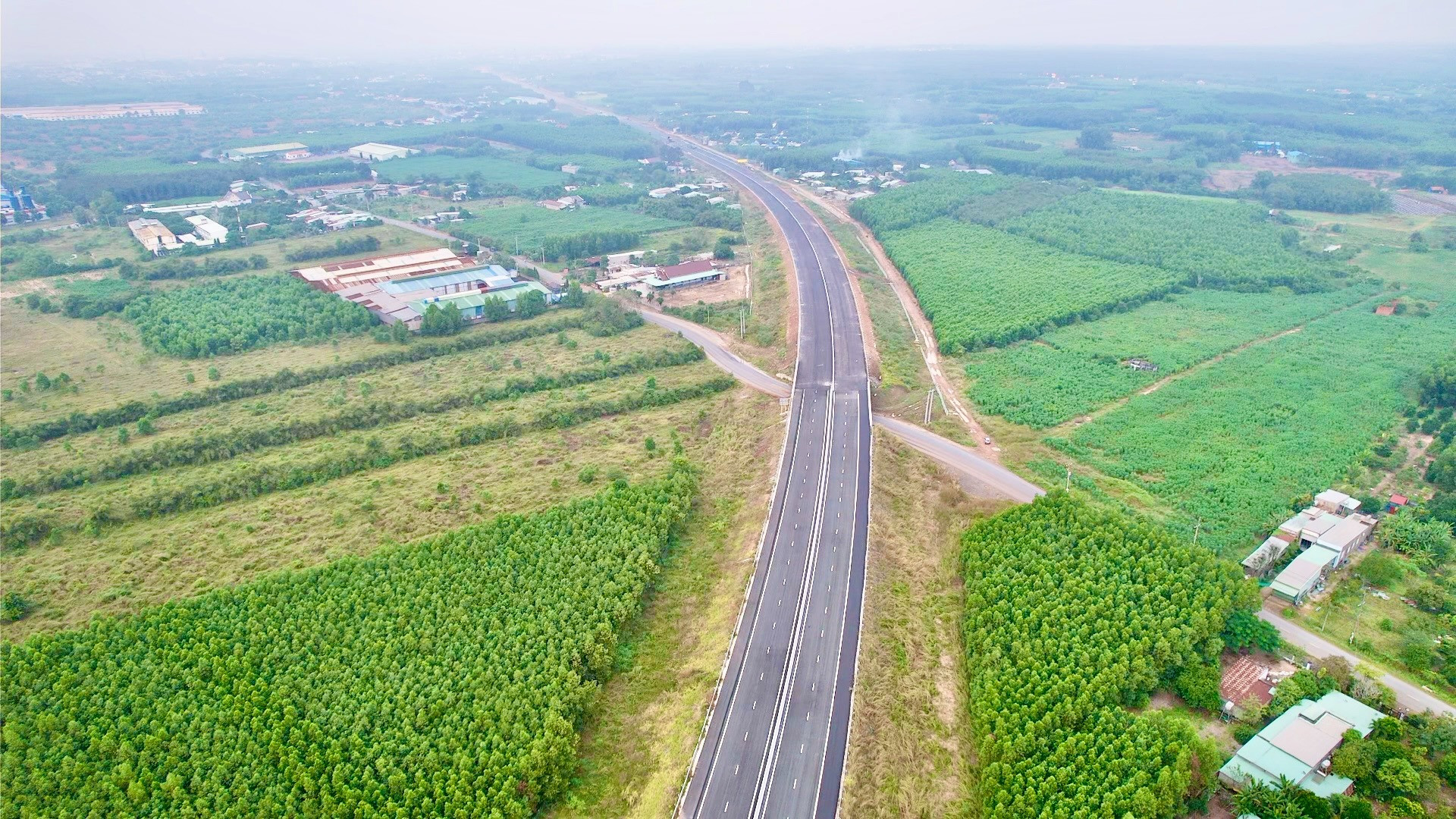 Chỉ 2 tuần nữa, chính thức thông xe cao tốc gần 18.000 tỷ kết nối 2 tỉnh thành giàu nhất Việt Nam, thuận tiện ra đến siêu sân bay- Ảnh 2. Chỉ 2 tuần nữa, chính thức thông xe cao tốc gần 18.000 tỷ kết nối 2 tỉnh thành giàu nhất Việt Nam, thuận tiện ra đến siêu sân bay- Ảnh 2.