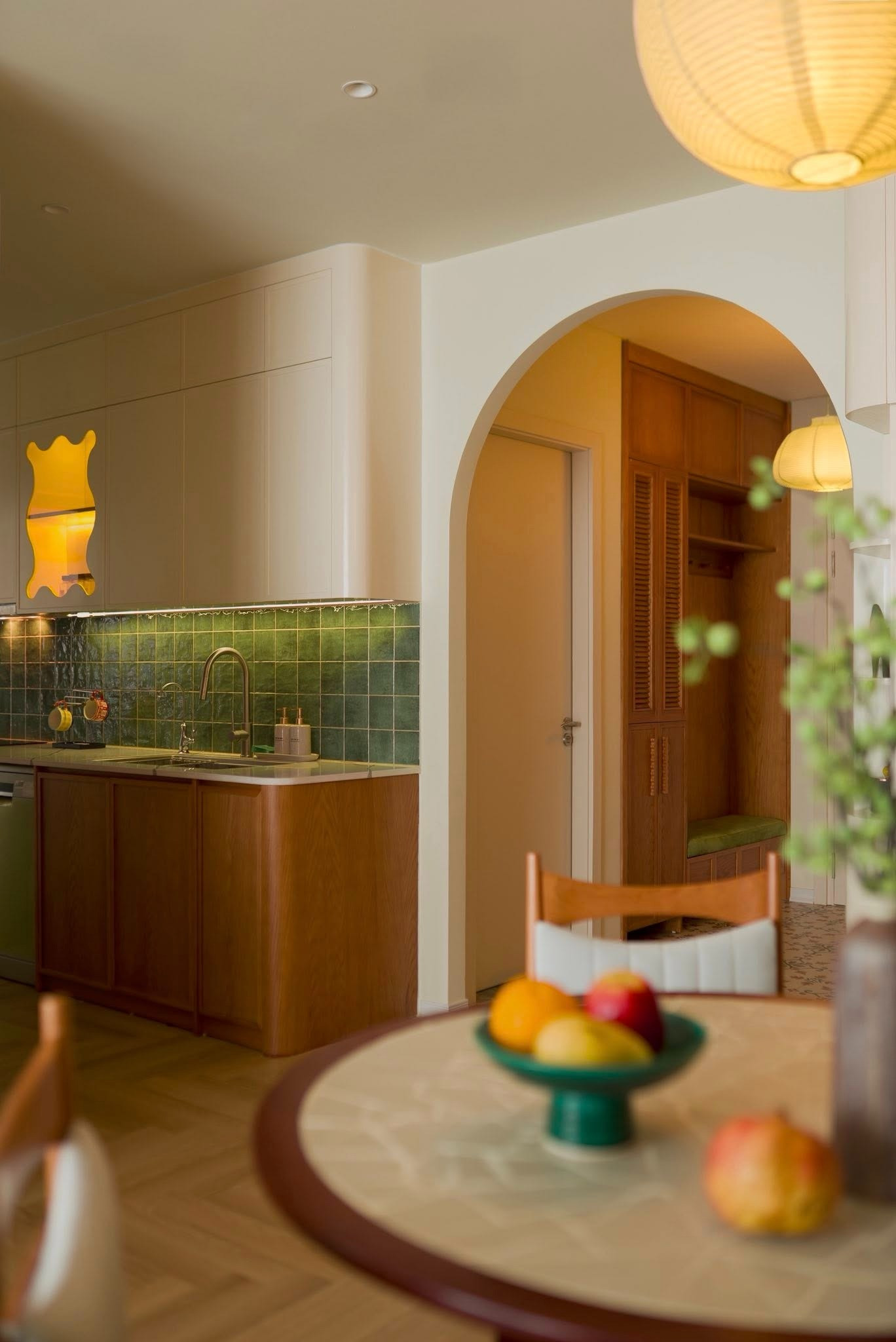 Tổ ấm 77m2 đậm tính nghệ sĩ: Căn hộ nhỏ mang hơi thở Địa Trung Hải và mid-century- Ảnh 7. Tổ ấm 77m2 đậm tính nghệ sĩ: Căn hộ nhỏ mang hơi thở Địa Trung Hải và mid-century- Ảnh 7.