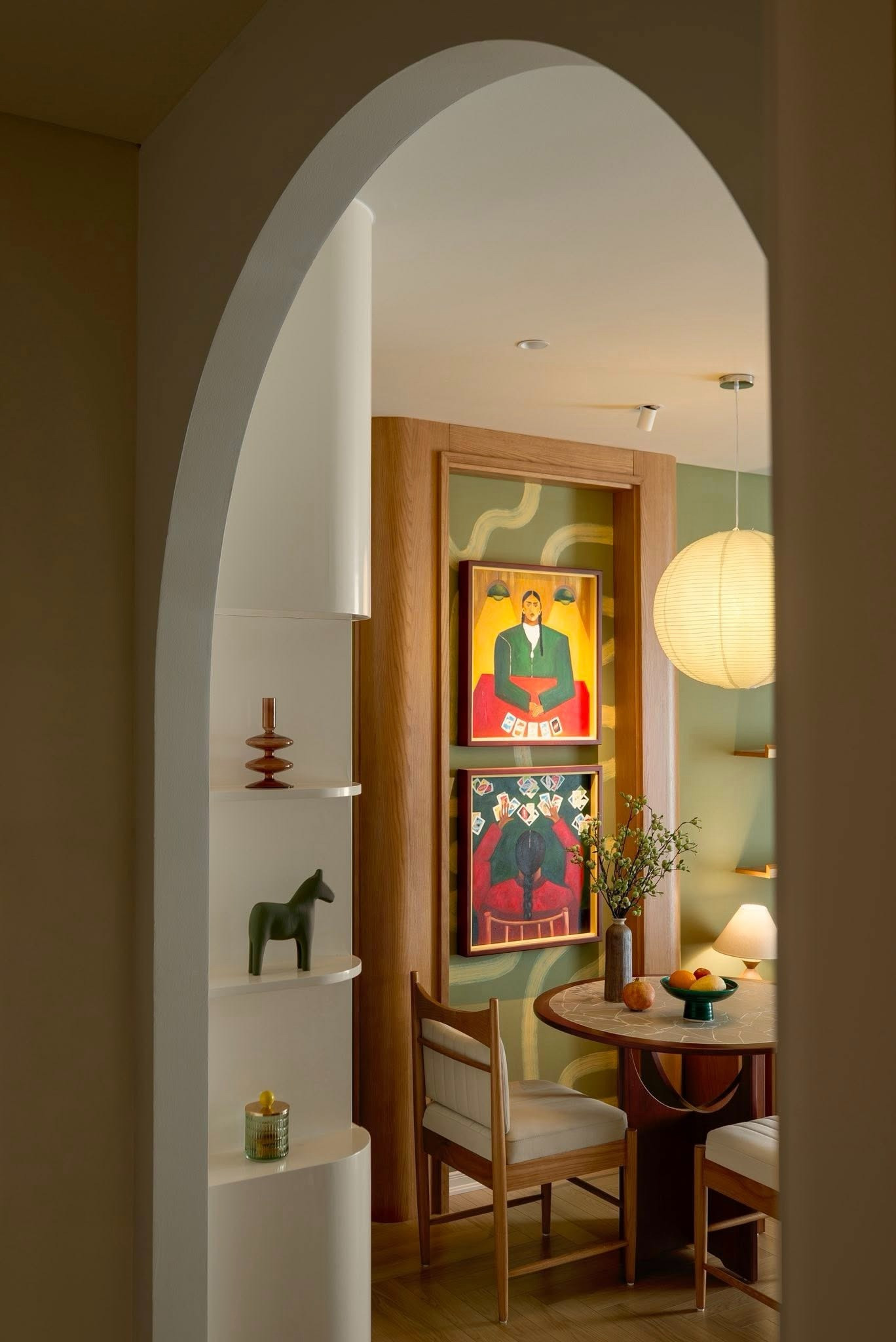 Tổ ấm 77m2 đậm tính nghệ sĩ: Căn hộ nhỏ mang hơi thở Địa Trung Hải và mid-century- Ảnh 2. Tổ ấm 77m2 đậm tính nghệ sĩ: Căn hộ nhỏ mang hơi thở Địa Trung Hải và mid-century- Ảnh 2.