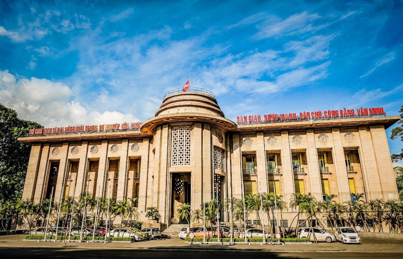 Khi lãi suất liên ngân hàng vượt 7%: NHNN tái định vị chi phí vốn bằng OMO 4,5% và hoán đổi USD/VND