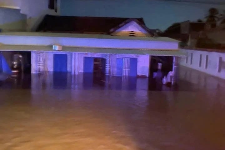 Nhà dân ở phường Hàm Thắng bị ngập nửa nhà. z7293937526339-e7864c276f9f745b9975e3c9e0140ba5-7684.jpg