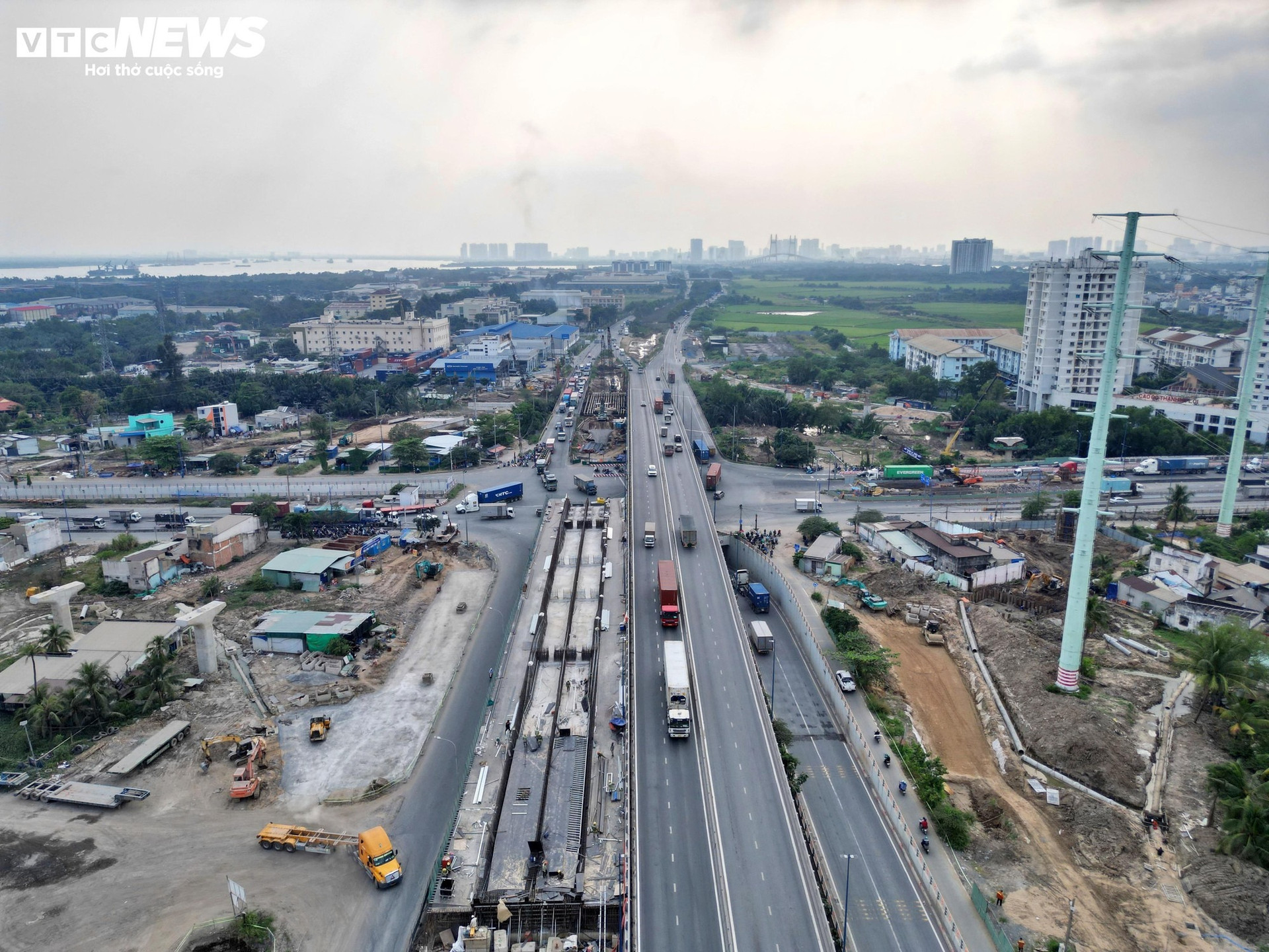 Nút giao phức hợp lớn nhất phía Đông TP. HCM tăng tốc về đích- Ảnh 2.