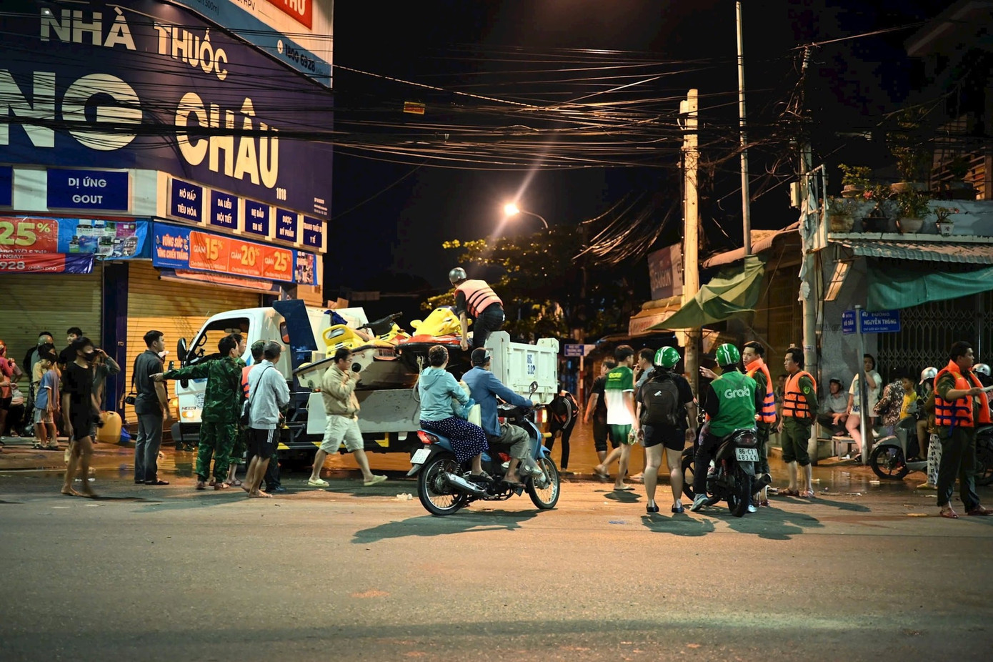 Người dân phường Hàm Thắng thức trắng đêm canh lũ. img-9692.jpg